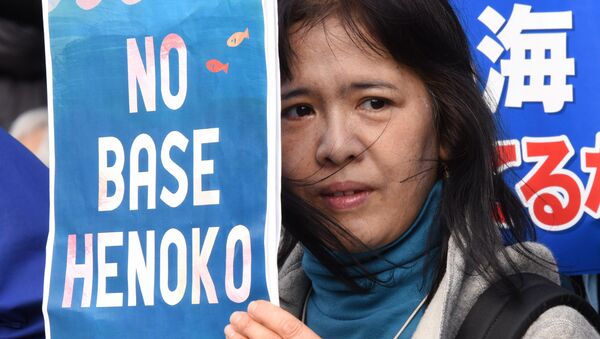 Uma manifestante contra a base aérea militar dos EUA em Okinawa, Japão - Sputnik Brasil
