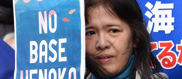 Uma manifestante contra a base aérea militar dos EUA em Okinawa, Japão - Sputnik Brasil