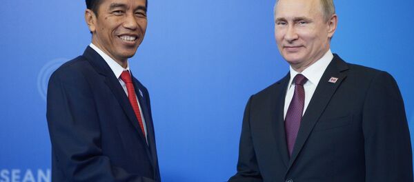 Presidente russo, Vladimir Putin com o seu homólogo indonésio,Joko Widodo - Sputnik Brasil