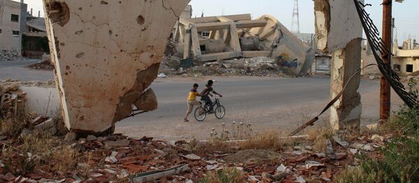 Meninos sírios em bicicleta, na cidade síria de Daraa - Sputnik Brasil