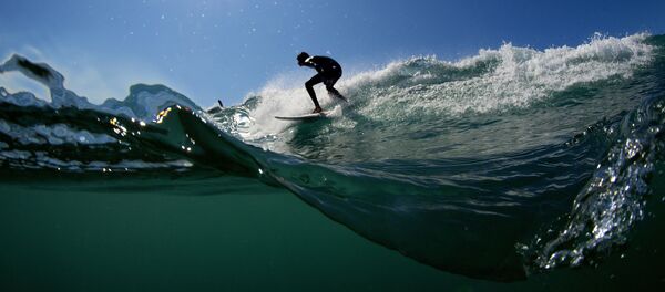 Um surfista pega uma onda em Varazze (Itália) Um surfista pega uma onda em Varazze (Itália) - Sputnik Brasil