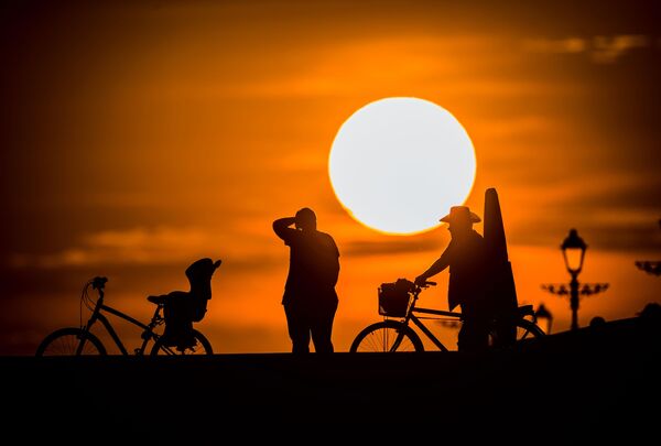 Ciclistas no pôr-do-sol à beira-mar perto do Parque Olímpico em Sochi (Rússia) - Sputnik Brasil