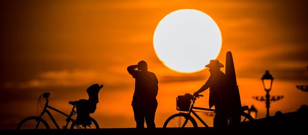 Ciclistas no pôr-do-sol à beira-mar perto do Parque Olímpico em Sochi (Rússia) - Sputnik Brasil