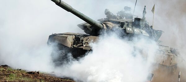 O tanque T-72 na qualificação da competição de Biatlo de Tanques 2016, na região de Chelyabinsk (Rússia) - Sputnik Brasil