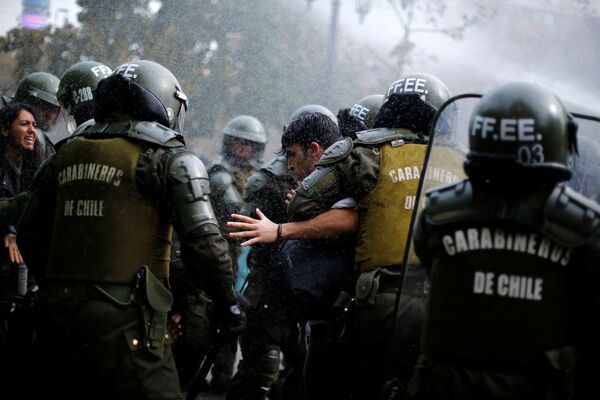 Estudantes chilenos são detidos pela polícia durante protestos em Santiago - Sputnik Brasil