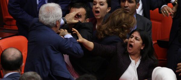 Deputados do partido governista turco e da formação pró-curda HDP no parlamento em Ancara, Turquia: 27 de abril de 2016 - Sputnik Brasil