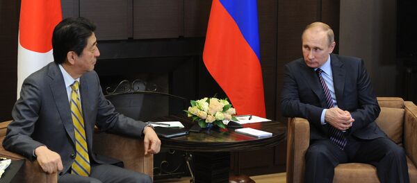 Presidente russo Vladimir Putin em encontro com premiê do Japão Shinzo Abe Presidente russo Vladimir Putin em encontro com premiê do Japão Shinzo Abe - Sputnik Brasil