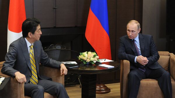 Presidente russo Vladimir Putin em encontro com premiê do Japão Shinzo Abe - Sputnik Brasil