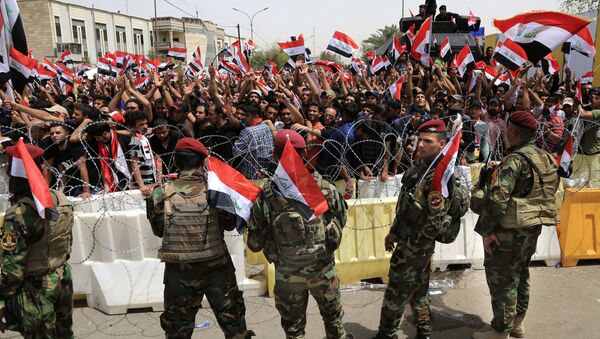 Forças de segurança iraquianas em guarda na fortificada Zona Verde de Bagdá diante de manifestantes e seguidores do clérigo xiita Muqtada al-Sadr (26 de abril de 2016). - Sputnik Brasil