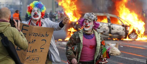 Клоуны во время протеста в Германии - Sputnik Brasil