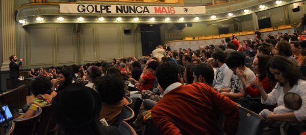 Gregório Duvivier fala no ato Portugal Pela Democracia, em Lisboa - Sputnik Brasil