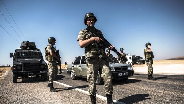 Turkish soldiers stand near the Turkey-Syrian border post in Sanliurfa, on September 4, 2015. - Sputnik Brasil