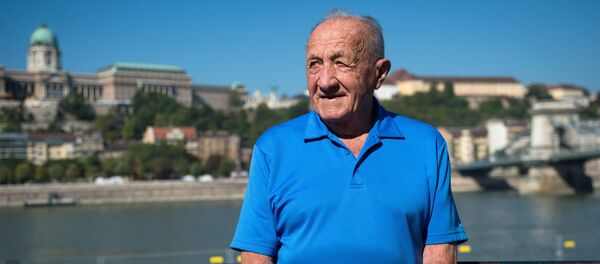 The world's oldest living Olympic champion Sandor Tarics, 98, poses for the photographer on the bank of River Danube with the Chain Bridge, right, and the Castle of Buda in the background in Budapest, Hungary, Monday, Aug. 20, 2012. - Sputnik Brasil
