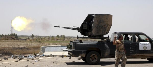 Um lutador xiita abre fogo em direção a militantes do Estado Islâmico, na cidade de Saqlawiyah, perto de Faluja, Iraque 04 de agosto de 2015 - Sputnik Brasil