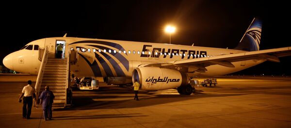 Avião da EgyptAir exta sendo examinado depois de chegar do Cairo - Sputnik Brasil