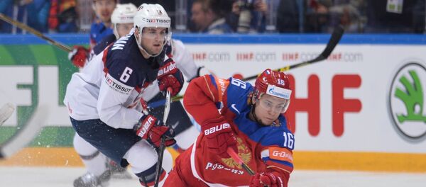 Russia's Sergei Plotnikov, right, and United States' Chris Wideman during the 2016 IIHF World Championship bronze medal match between the Russian and US national teams - Sputnik Brasil