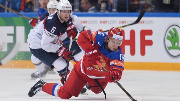 Russia's Sergei Plotnikov, right, and United States' Chris Wideman during the 2016 IIHF World Championship bronze medal match between the Russian and US national teams - Sputnik Brasil