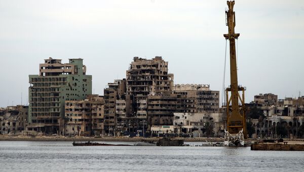 A general view shows destroyed buildings in Libya's eastern coastal city of Benghazi on October 20, 2015 - Sputnik Brasil