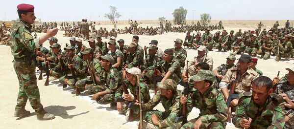 Iraqi Sunni volunteers from the Anbar province, who joined Iraq's Popular Mobilisation force as part of government efforts to make the fight against the Islamic State (IS) group a cross-sectarian drive, take part in their first training session at a training base in Amriyat al-Fallujah, on May 8, 2015 - Sputnik Brasil