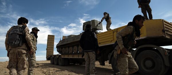 Combatentes das Forças Democráticas da Síria junto com um blindado - Sputnik Brasil