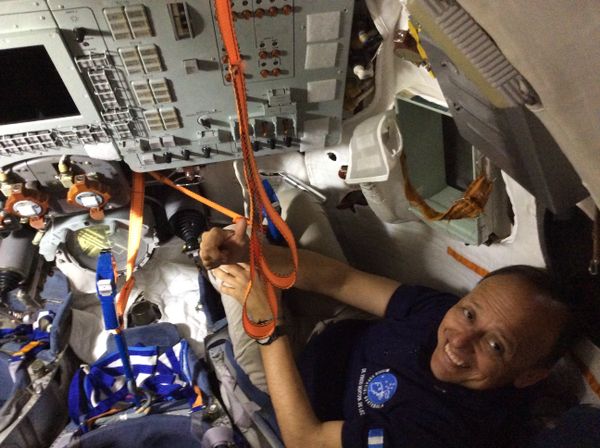 Vinicio Montoya no interior da nave espacial Soyuz Vinicio Montoya no interior da nave espacial Soyuz - Sputnik Brasil