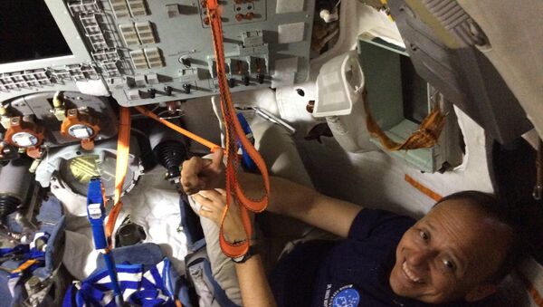 Vinicio Montoya no interior da nave espacial Soyuz - Sputnik Brasil