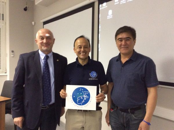 Vinicio Montoya (ao centro) com membros da Agência Espacial Russa e do Centro de Treinamento de Cosmonautas Yury Gagarin Vinicio Montoya (ao centro) com membros da Agência Espacial Russa e do Centro de Treinamento de Cosmonautas Yury Gagarin - Sputnik Brasil