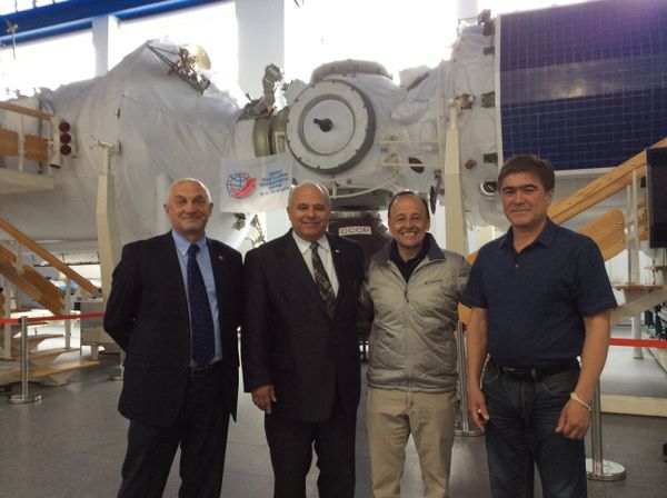 Vinicio Montoya e o embaixador da Guatemala na Rússia, Herbert Estuardo Meneses Coronado, (ambos ao centro) Vinicio Montoya e o embaixador da Guatemala na Rússia, Herbert Estuardo Meneses Coronado, (ambos ao centro) - Sputnik Brasil