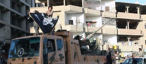 Os militantes de Daesh na cidade de Raqqa. - Sputnik Brasil