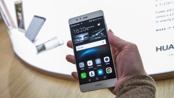 Mulher mostra um novo smartphone feito pela manufaturadora chinesa Huawei, Londres, Reino Unido, abril de 2016 - Sputnik Brasil