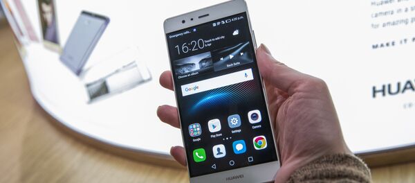 Mulher mostra um novo smartphone feito pela manufaturadora chinesa Huawei, Londres, Reino Unido, abril de 2016 - Sputnik Brasil
