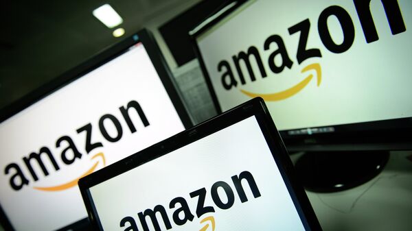 A picture shows the logo of the online retailer Amazon dispalyed on computer screens in London on December 11, 2014 - Sputnik Brasil