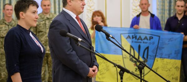 Presidente da Ucrânia Pyotr Poroshenko junto com Nadezhda Savchenko depois do retorno dela a Kiev, 25 de maio 2016 - Sputnik Brasil
