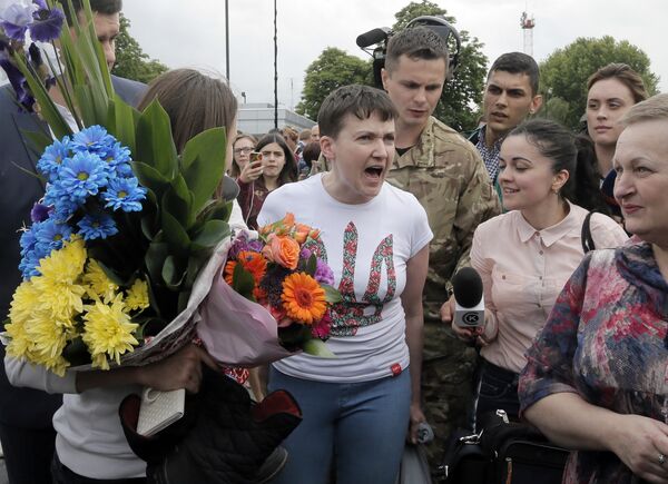 Militar e deputada ucraniana Nadezhda Savchenko fala com jornalistas ao retornar a Kiev - Sputnik Brasil