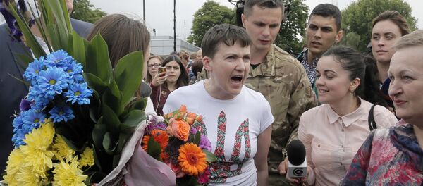 Militar e deputada ucraniana Nadezhda Savchenko fala com jornalistas ao retornar a Kiev - Sputnik Brasil