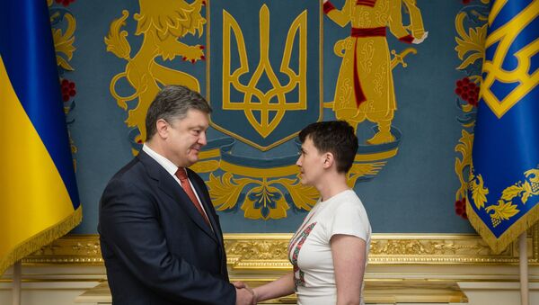 Presidente da Ucrânia Pyotr Poroshenko condecora a militar ucraniana Nadezhda Savchenko depois da volta da última para a Ucrânia, Kiev, Ucrânia, 25 de maio de 2016 - Sputnik Brasil