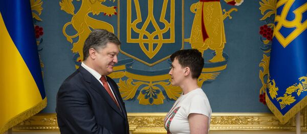 Presidente da Ucrânia Pyotr Poroshenko condecora a militar ucraniana Nadezhda Savchenko depois da volta da última para a Ucrânia, Kiev, Ucrânia, 25 de maio de 2016 - Sputnik Brasil