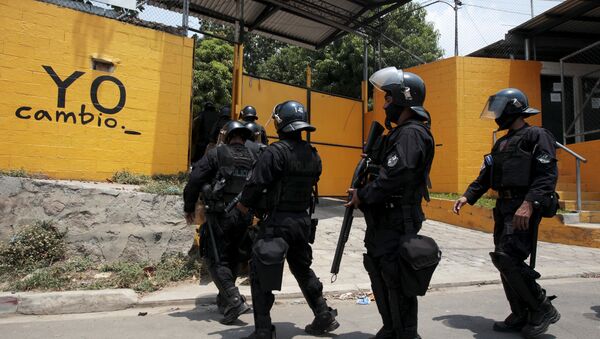 Salvadoran policemen walks in at the Quezaltepeque jail in Quezaltepeque, El Salvador, March 29, 2016. - Sputnik Brasil