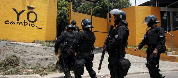 Salvadoran policemen walks in at the Quezaltepeque jail in Quezaltepeque, El Salvador, March 29, 2016. - Sputnik Brasil