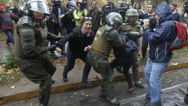 Polícia e estudantes entram em confronto durante manifestação no Chile - Sputnik Brasil
