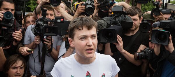 Recém-libertada piloto militar Nadezhda Savchenko no aeroporto de Kiev Recém-libertada piloto militar Nadezhda Savchenko no aeroporto de Kiev - Sputnik Brasil