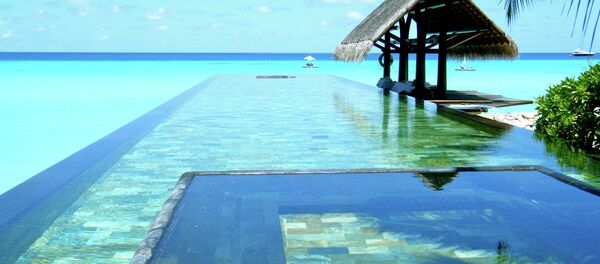 Uma estância popular de Maldivas tem umas de mais belas piscinas de borda infinita do mundo. - Sputnik Brasil