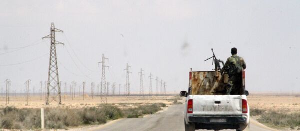 Militares do exército sírio na rodovia entre cidades de Homs e Raqqa - Sputnik Brasil