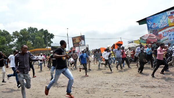 Manifestantes correm dos soldados enviados para dispersar um protesto contra o presidente Joseph Kabila em Kinshasa - Sputnik Brasil
