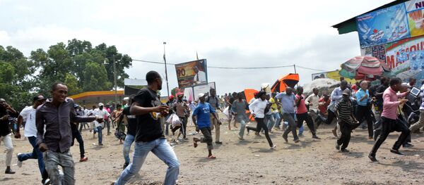 Manifestantes correm dos soldados enviados para dispersar um protesto contra o presidente Joseph Kabila em Kinshasa Manifestantes correm dos soldados enviados para dispersar um protesto contra o presidente Joseph Kabila em Kinshasa - Sputnik Brasil