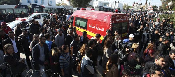 Ambulância leva corpos de vítimas do ataque de terroristas no museu nacional de Túnism na Tunisia. - Sputnik Brasil