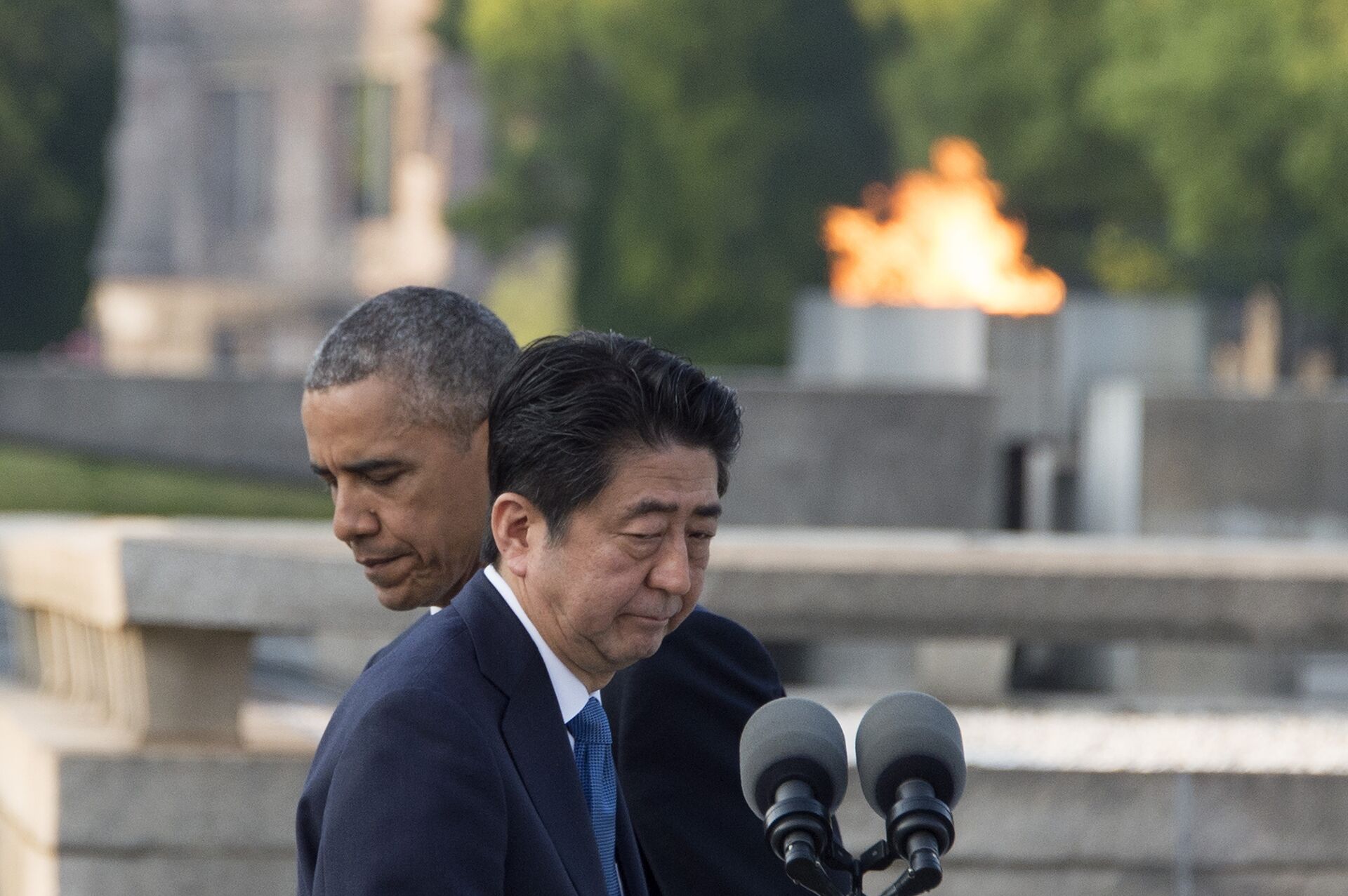 Barack Obama e Shinzo Abe durante evento solene em Hiroshima em 27 de maio de 2016 - Sputnik Brasil, 1920, 06.08.2022