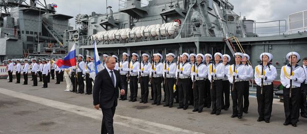 Presidente russo Vladimir Putin participa da cerimônia oficial perante o destroier Vice-admiral Kulakov em Novorossiysk, Rússia, setembro de 2014 (foto de arquivo) Presidente russo Vladimir Putin participa da cerimônia oficial perante o destroier Vice-admiral Kulakov em Novorossiysk, Rússia, setembro de 2014 (foto de arquivo) - Sputnik Brasil