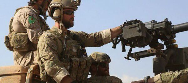 Soldados dos EUA usando símbolos bordados das Unidades de Proteção Popular (YPG) curdas no norte da Síria - Sputnik Brasil