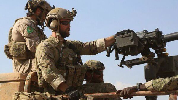 Soldados dos EUA usando símbolos bordados das Unidades de Proteção Popular (YPG) curdas no norte da Síria - Sputnik Brasil